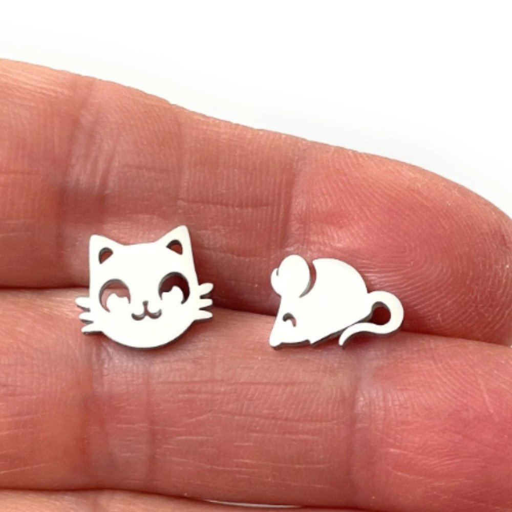 Silver Stainless steel minimalist Cat and Mouse post stud Earrings / m4